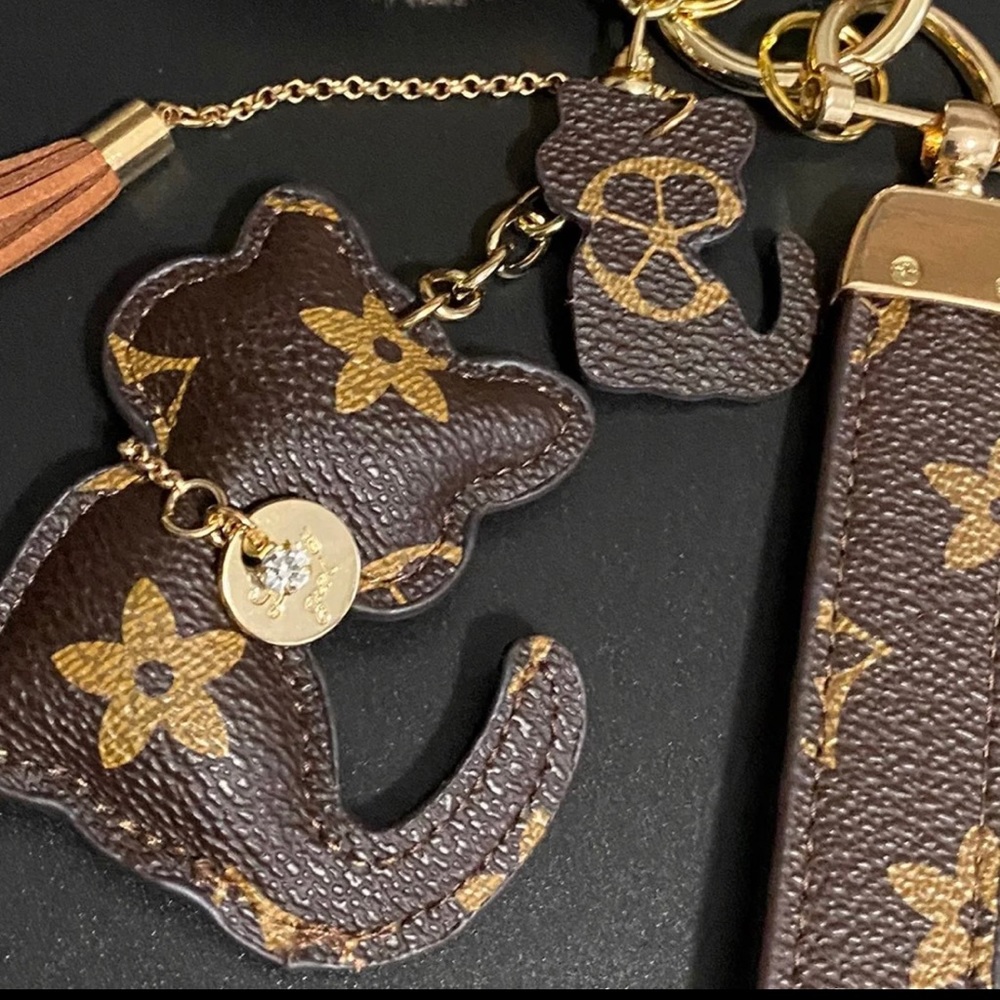 Pom keychain. Car keychain cat style